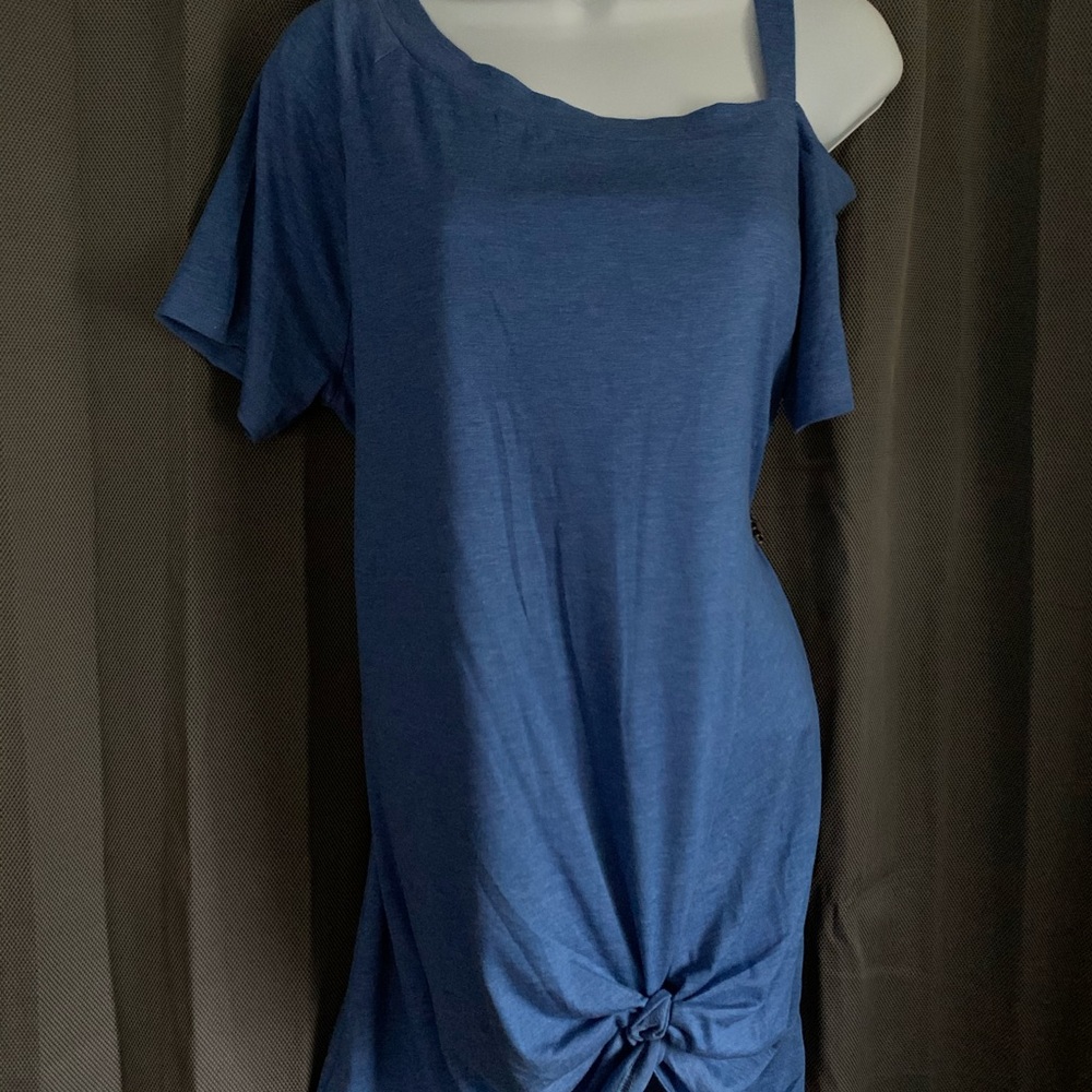 Twisted knot, cold shoulder T-shirt